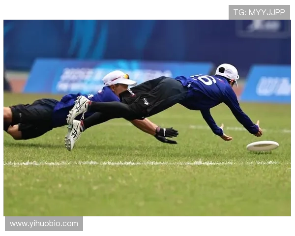 成都飞盘队在滑板精英赛中展现出惊人速度与团队默契的精彩表现